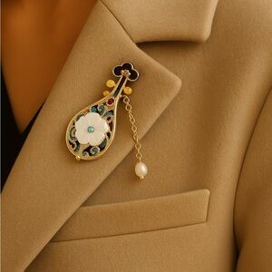 Vintage style Chinese Pipa Brooch with Pearl Dangle, Cloisonné Style, 4.6x2cm‎